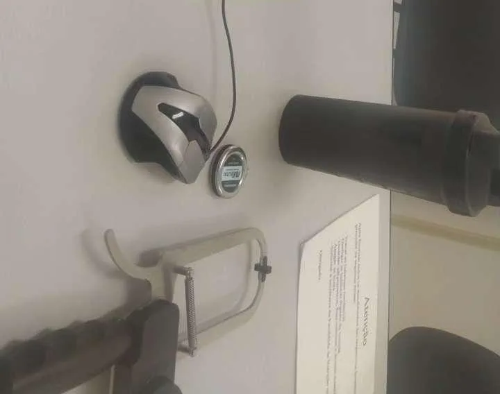 Mesa do consultório com adipômetro, fita métrica e anotações